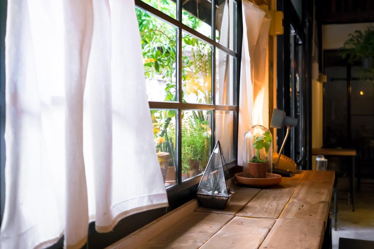 Ventana_poyete_madera.jpg